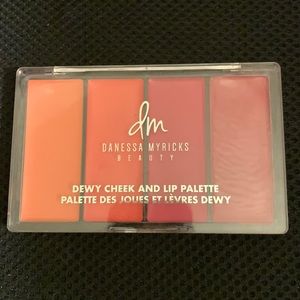 DANESSA  MYRICKS BEAUTY Dewy Cheek & Lip Palette